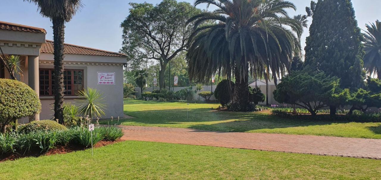 Life Tours & Accommodation Boksburg Luaran gambar